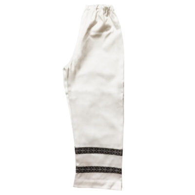 Pantaloni albi motiv negru